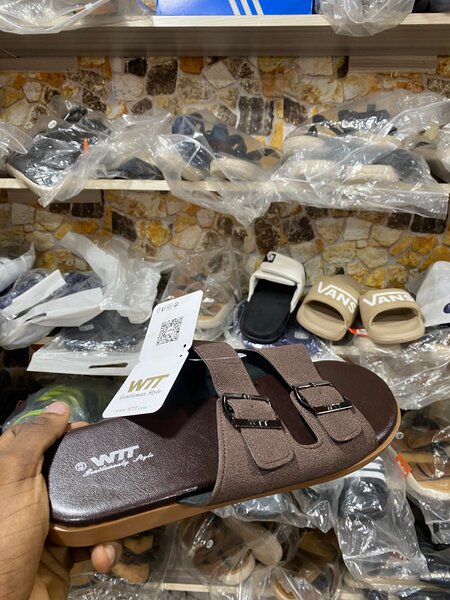 Sandales plates marron pour homme WIT