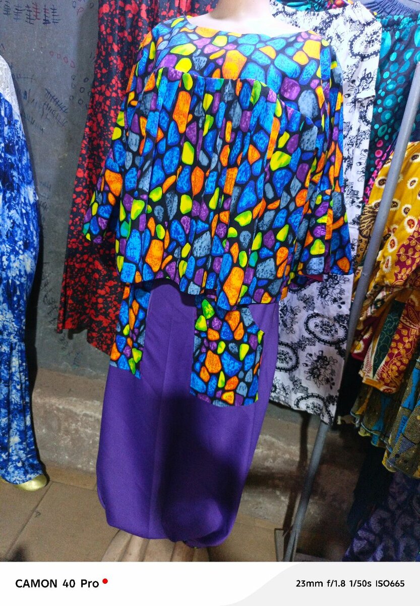 Robe colorée à motifs vibrants