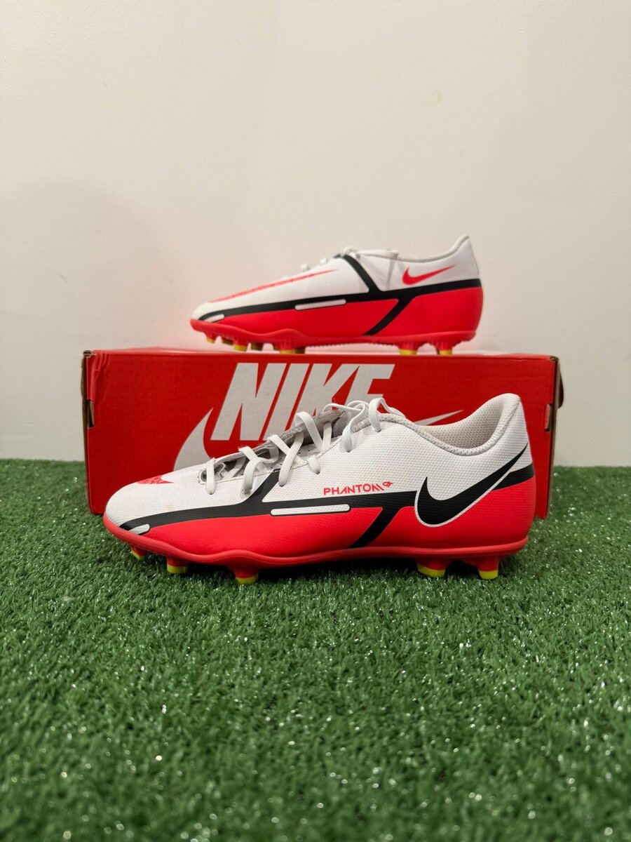 Chaussures de foot Adidas et Nike