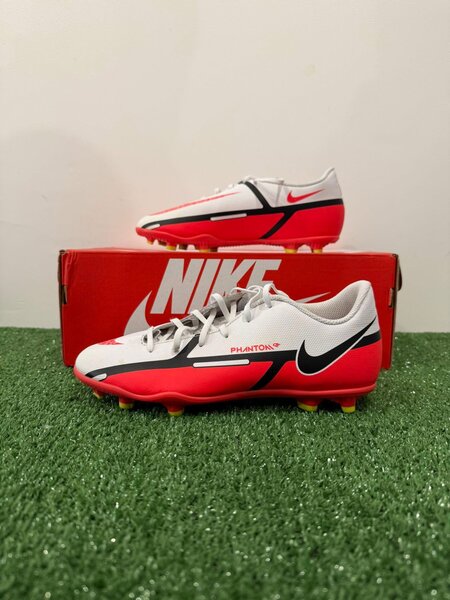 Chaussures de foot Adidas et Nike