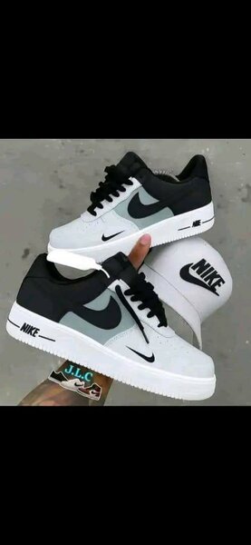 Chaussures Nike blanches et noires pour homme