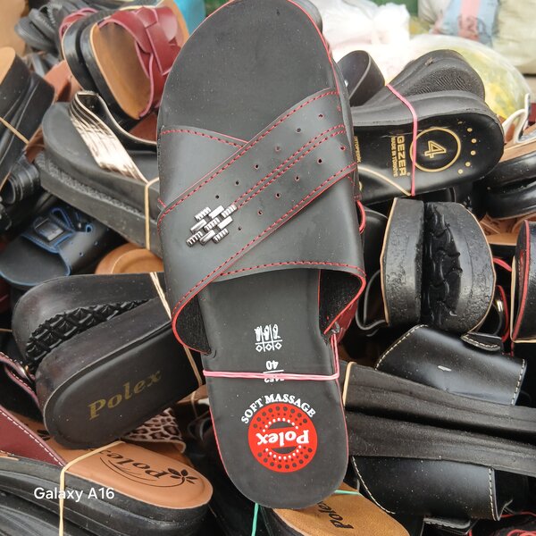 Sandale noire massante femme