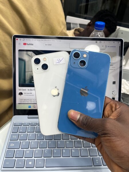 iPhone 13 - Blanc et Bleu