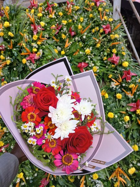 Bouquet de roses et marguerites