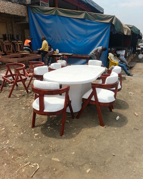 Ensemble table et chaises de salle à manger