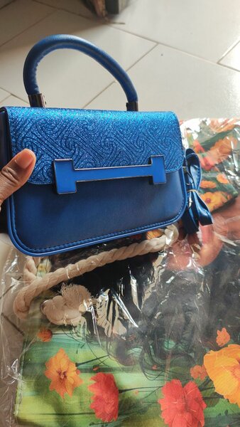 Sac à main en cuir bleu