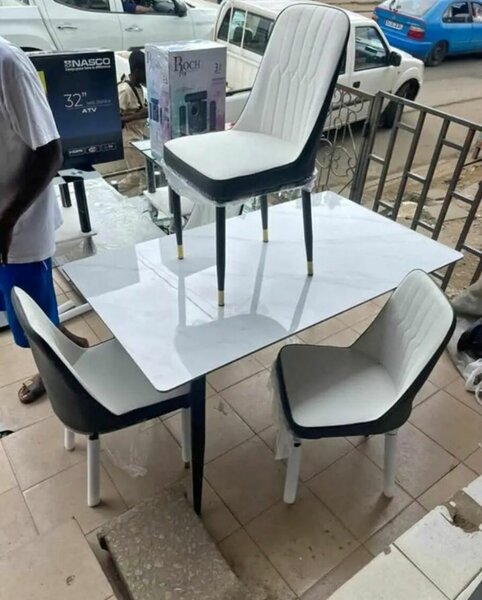 Set de table et chaises modernes