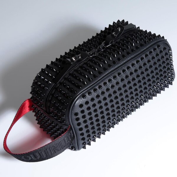 Trousse de toilette cloutée