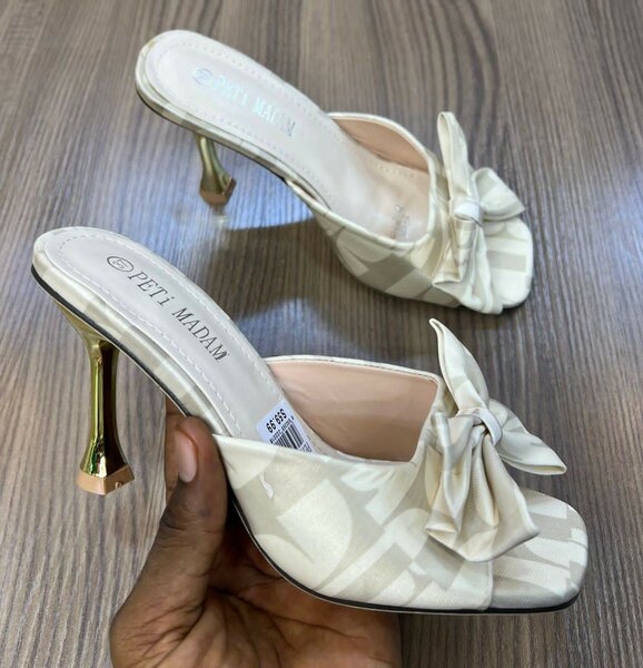 Mules élégantes avec nœuds