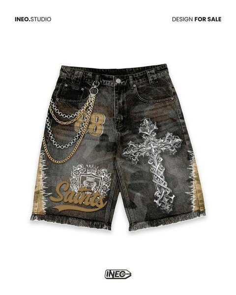 Shorts en jeans déchirés avec croix et chaînes