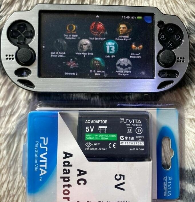 Console de jeu PSVITA avec chargeur