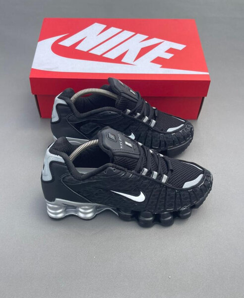 Baskets de sport noires Nike