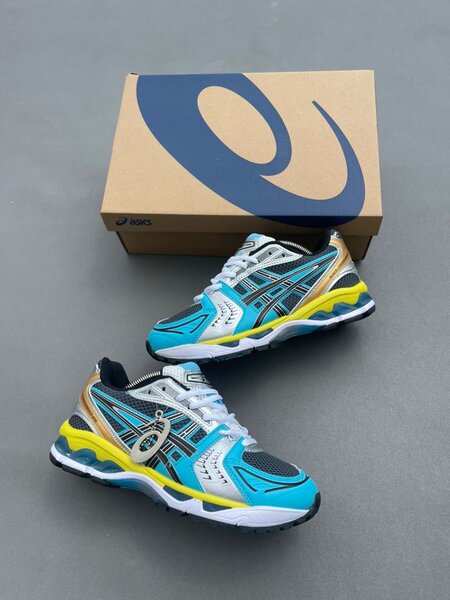 Chaussures de course Asics colorées