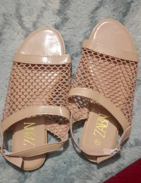 Sandales plates en cuir beige ZARA