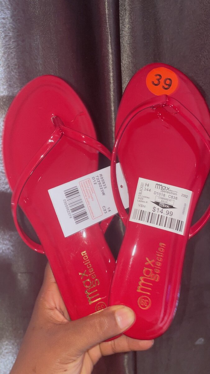 Flat sandals and slippers