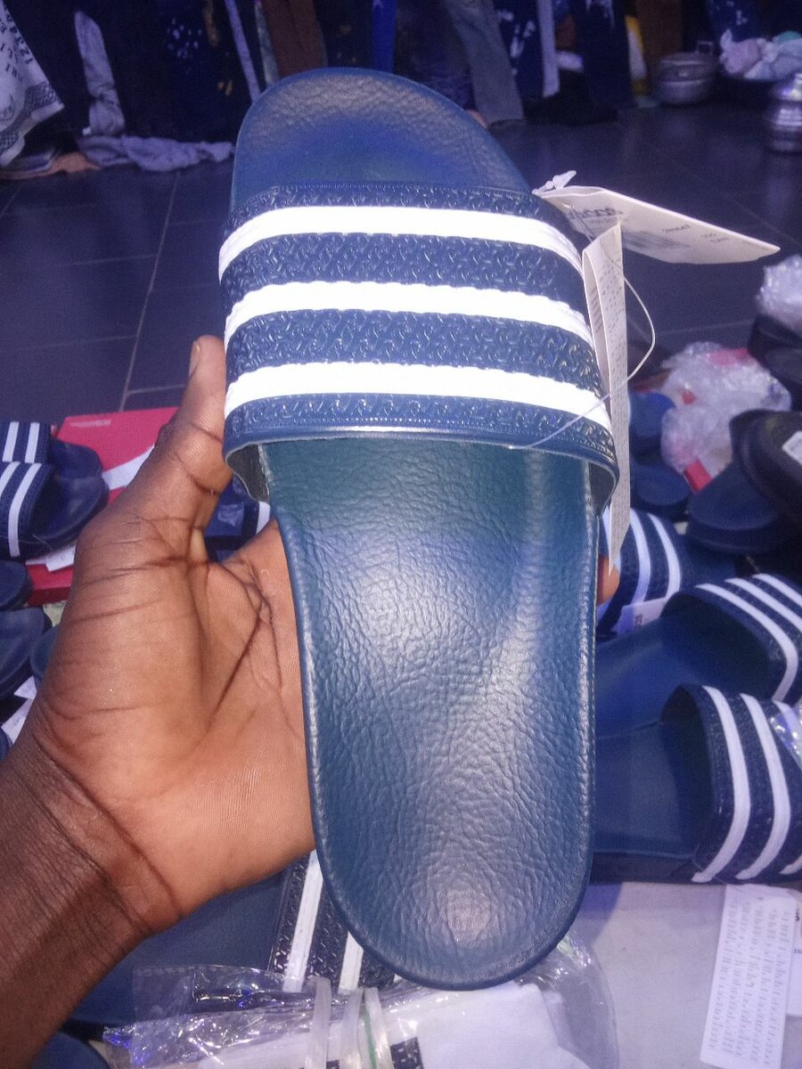 Tongs de piscine bleues