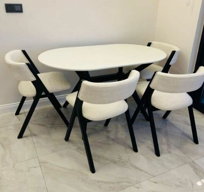 Table à manger moderne avec chaises