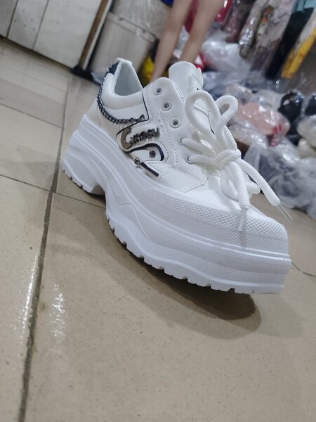 Baskets blanches à semelle épaisse