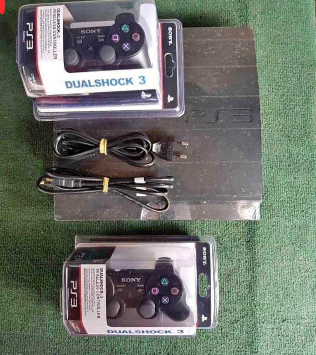 Console PS3 avec manettes