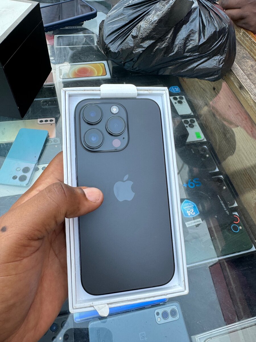iPhone 14 Pro 256Go deux puces quasi neuf