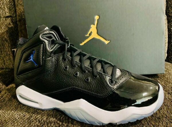 Jordan montantes noires/bleues (logo jaune) neuves
