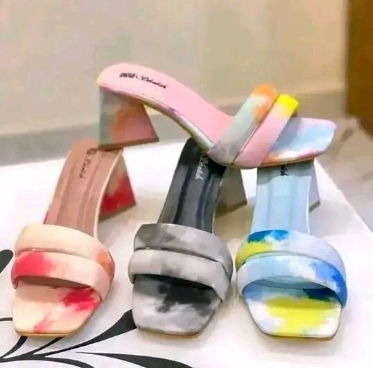 Sandales à talons hauts en tie-dye