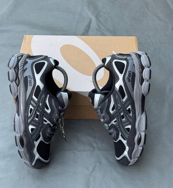 Chaussures de running Asics gris