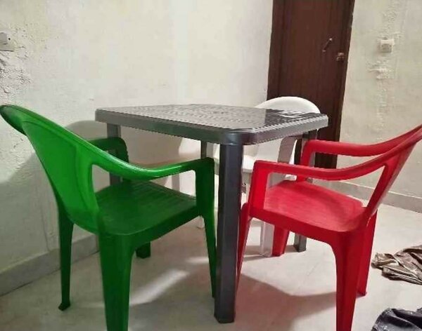 Une table plus 3 chaise en pls