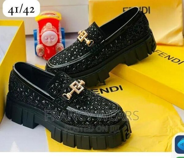 Chaussures Fendi en cuir noir pour homme