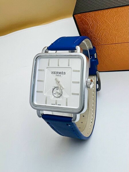 Montre Carrée en Cuir Bleu