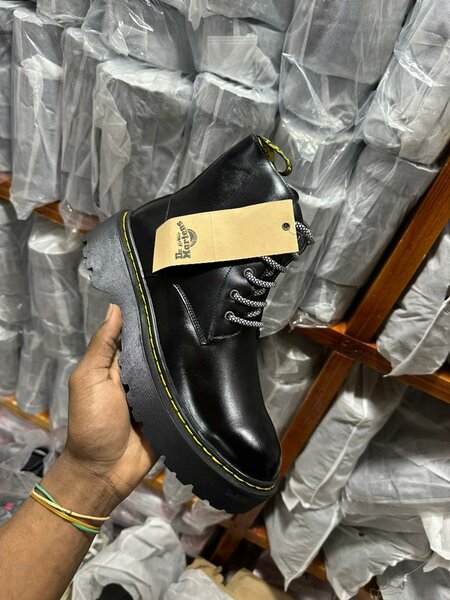 Bottes noires robustes en cuir