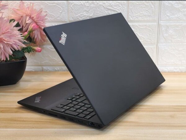 Lenovo T570 Core i5 - 7-ème GEN 15.6 pouces quasi neuf importé Dans le carton