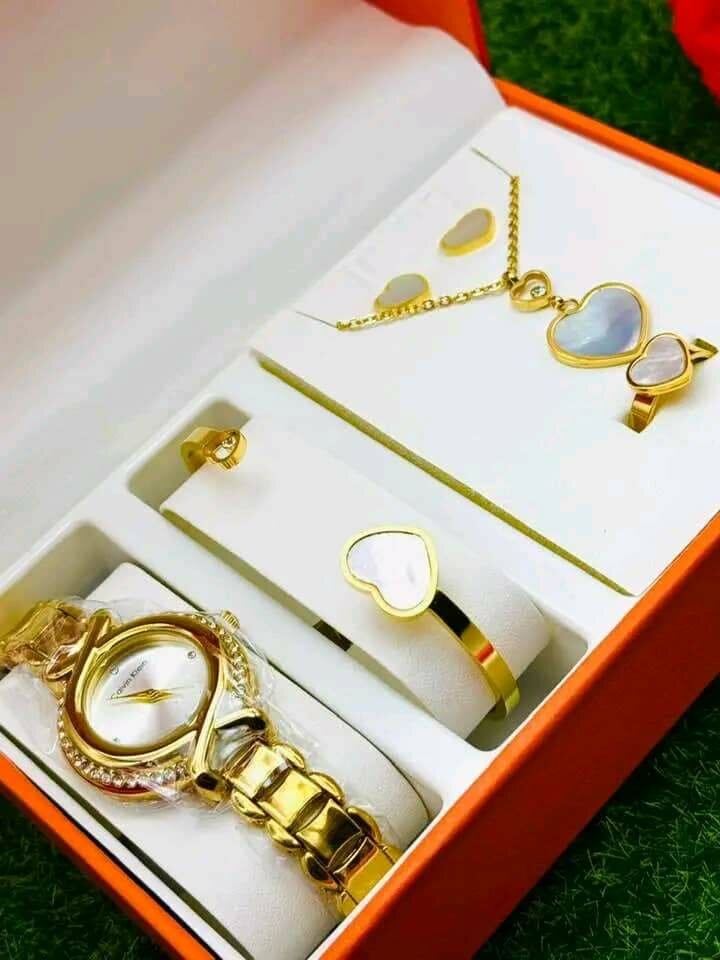 Ensemble Montre et Bijoux Dorés