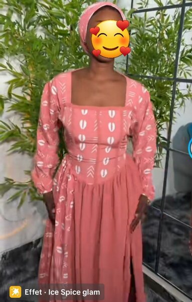 Robe longue rose avec motifs blancs