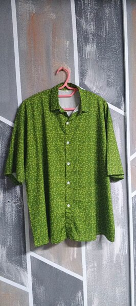 Chemise verte à motifs