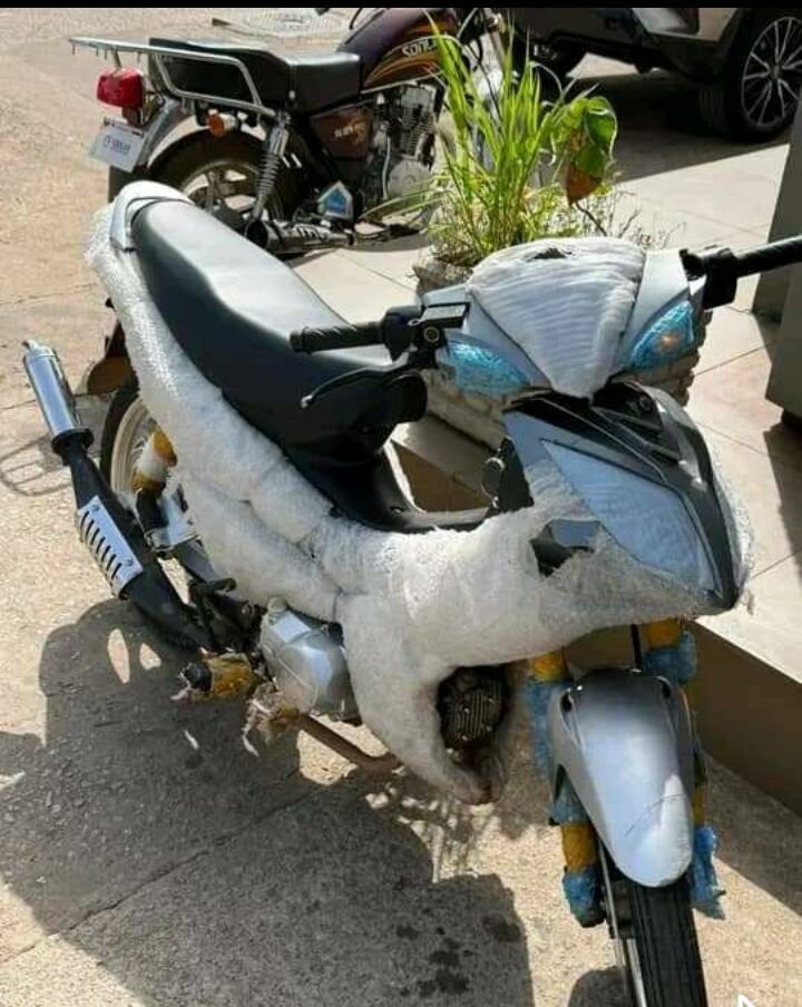 Moto argentée sous plastique