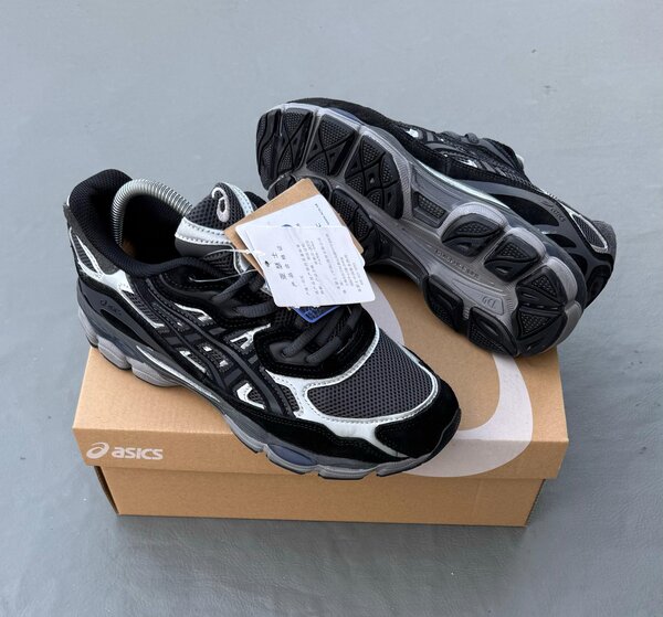 Chaussures de course ASICS noires