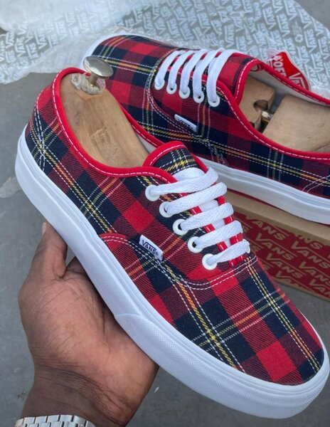 Chaussures à carreaux rouges