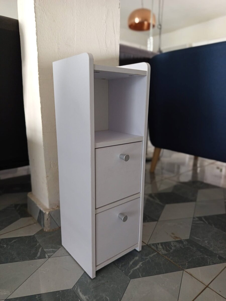 Table de nuit blanche étroite