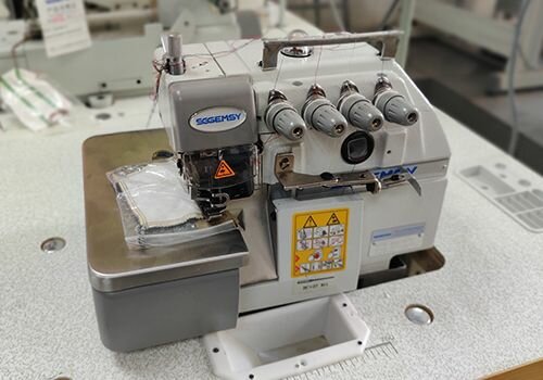 Four thread knitting machine