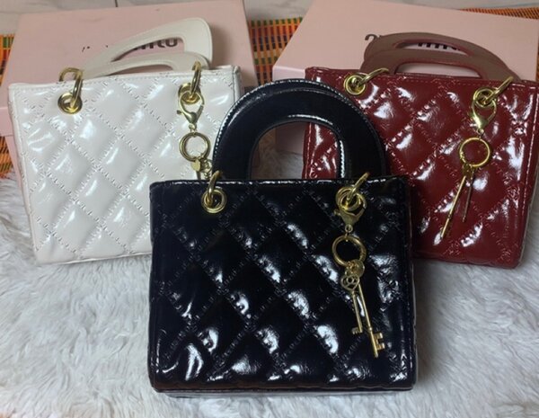 Sac à main en cuir verni