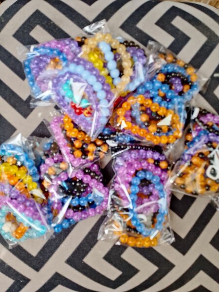 Lot de bracelets en perles colorées