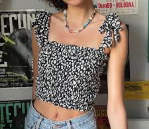 Crop top noir à fleurs blanches