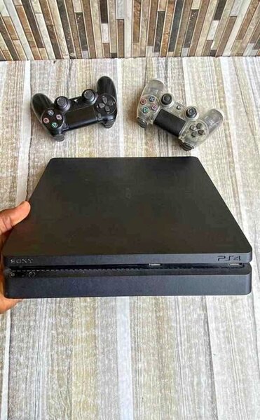 Console PS4 avec manettes