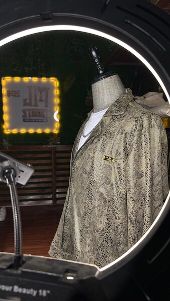 Chemise à motif serpent