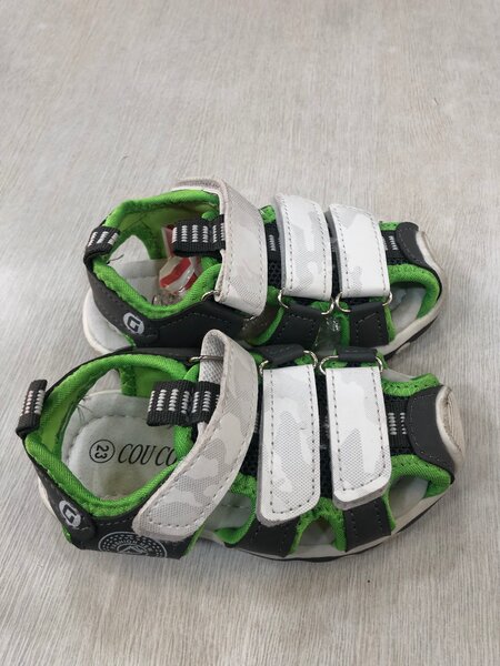 Sandales et baskets pour enfants