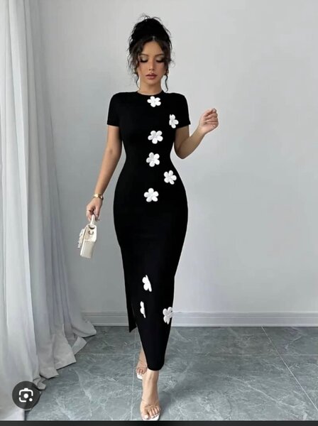 Robe noire élégante à fleurs