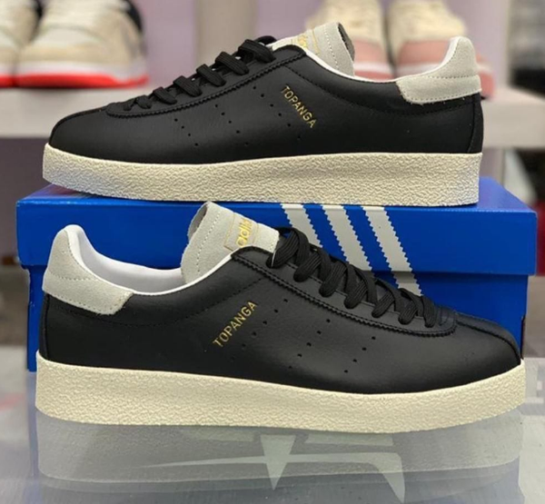 baskets en cuir noir avec semelle blanche