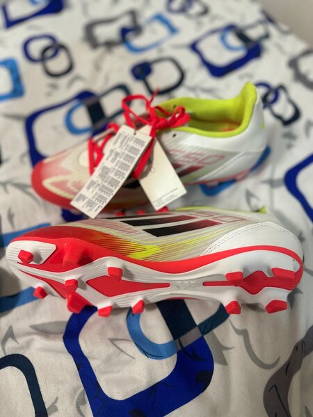 Chaussures de foot Adidas rouges