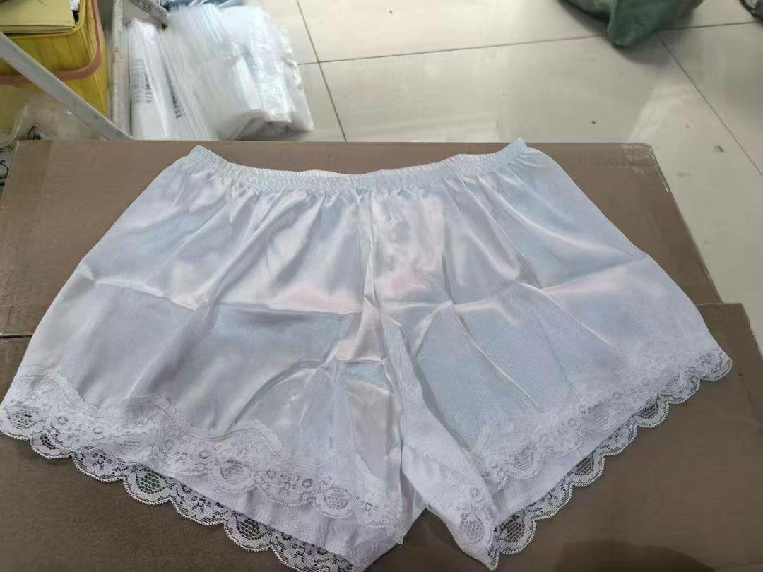 Shorts en satin avec dentelle